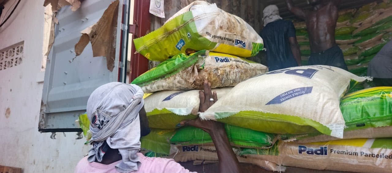 Inspector tallying bagged cargo during loading